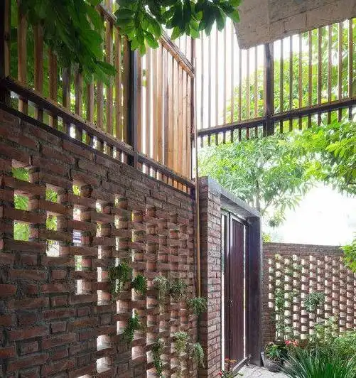 家里剩2车红砖老爸就砌了个院墙一格一格镂空通风全村第一家