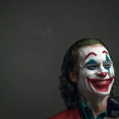 小丑1周年导演曝新剧照杰昆菲尼克斯笑中含泪