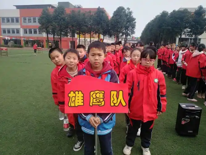 他们的口号是"雄鹰  雄鹰  勇争第一"