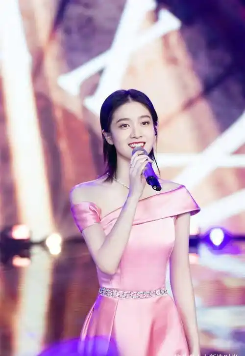 张雪迎22岁就有"宠儿身材",清纯中带着妩媚,穿丝带裙凹凸有致