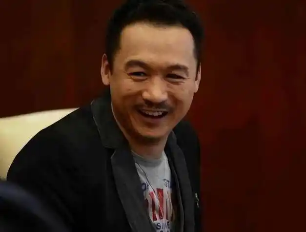 49岁演员高虎加入送外卖队伍发福难以认出与网友合影强颜欢笑