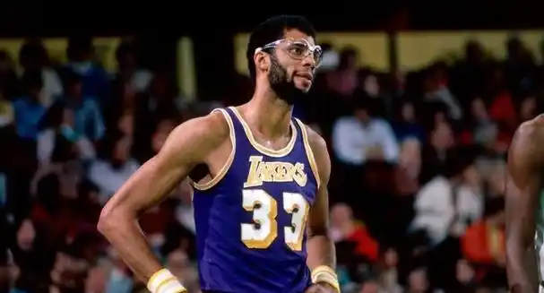 espn:天勾贾巴尔拍卖四枚总冠军戒指