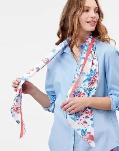 因为同一条丝巾可以系成领带,头巾,比基尼,连衣裙,腰带,丝巾包,这样算