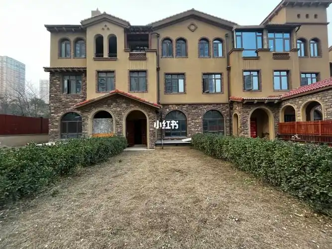 雁鸣湖旁的联排别墅