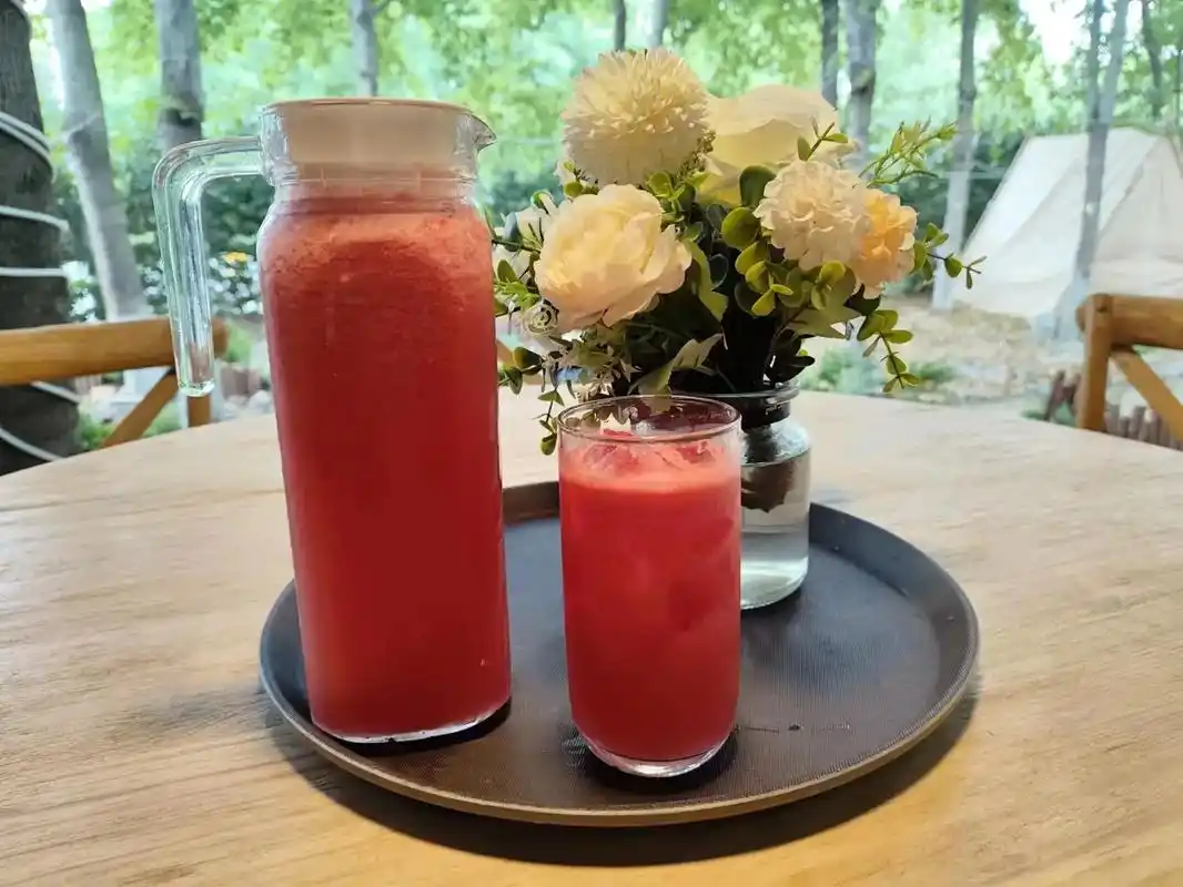 小墅林音乐餐厅.鲜榨果汁,不加一滴水,橙汁58元/扎,西瓜汁 - 抖音