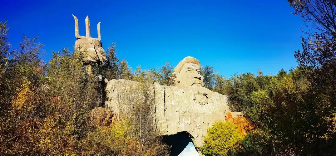 成吉思汗公园秋日风光之成吉思汗雕塑景观