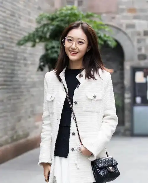 街拍:小姐姐白色小香风外套搭配紧身裤,长发飘飘美丽动人_高清图集