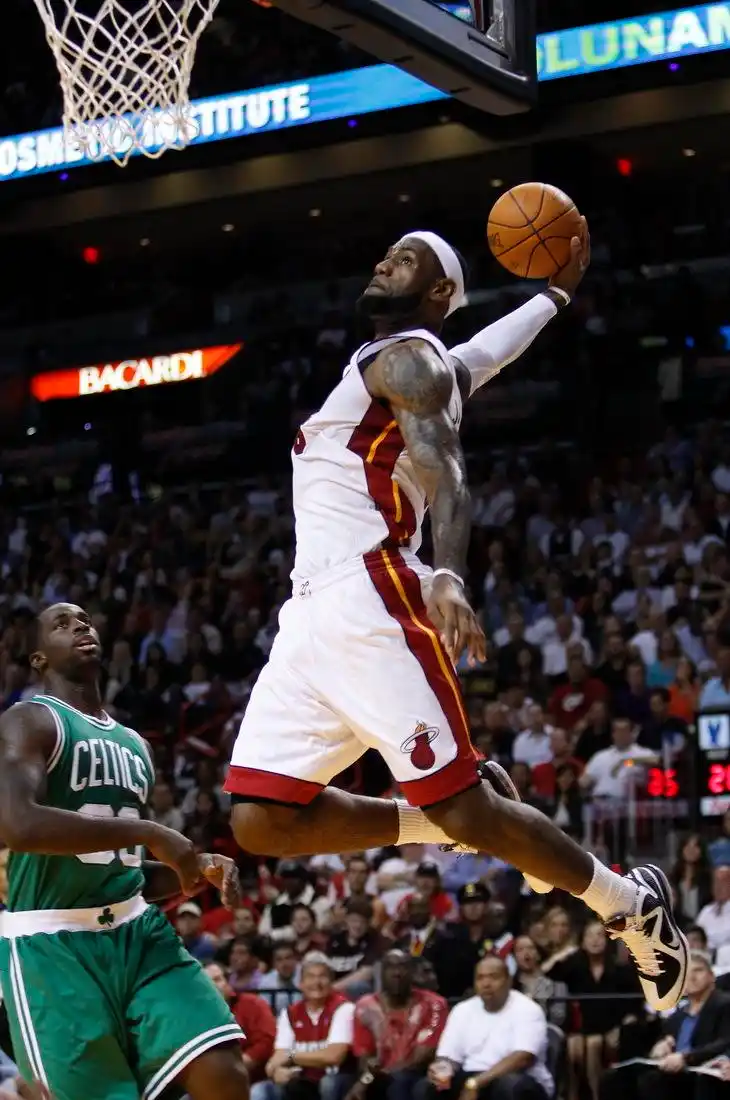 求一张詹皇的霸气图片做桌面,有的么