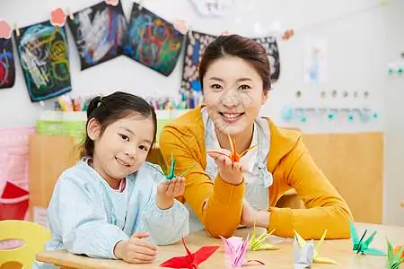 老师笑微笑青年小孩幼儿园孩子老师韩语背景