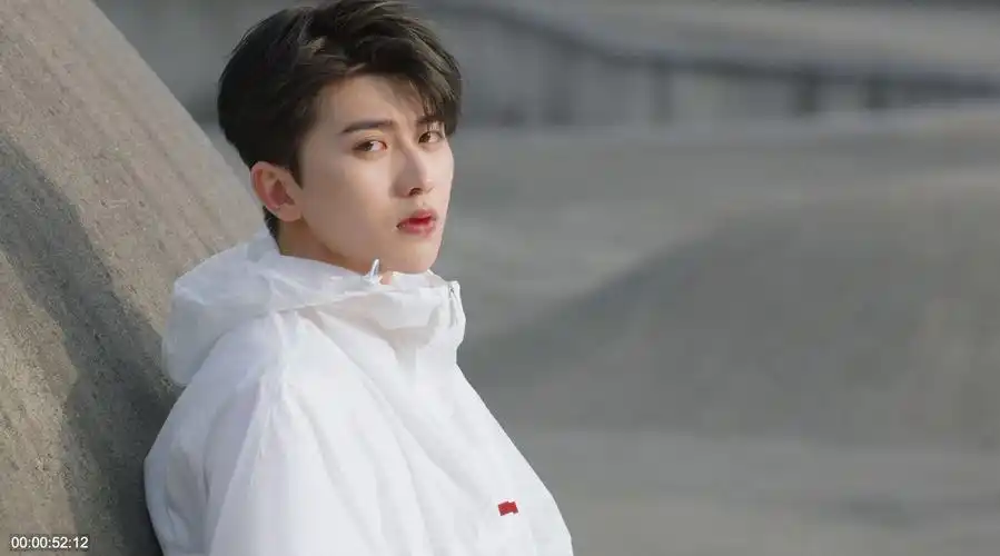 蔡徐坤新歌spotlight