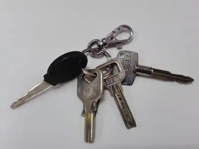 【失物招领】热心大哥在广场附近捡到一串钥匙,请失主快来认领