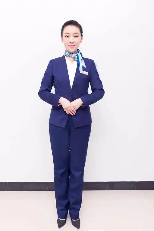 手臂:1.标准式:双臂自然下垂,给人正式落落大方的感觉.