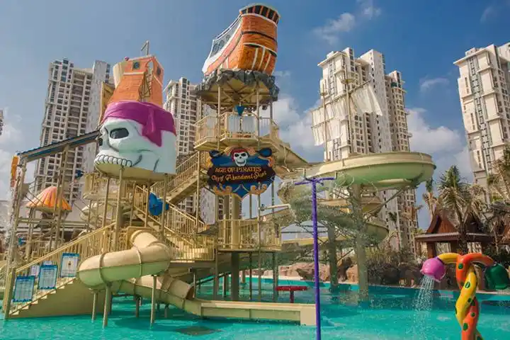 这是一项深海漩涡体验项目,从高平台出发,像被龙卷风