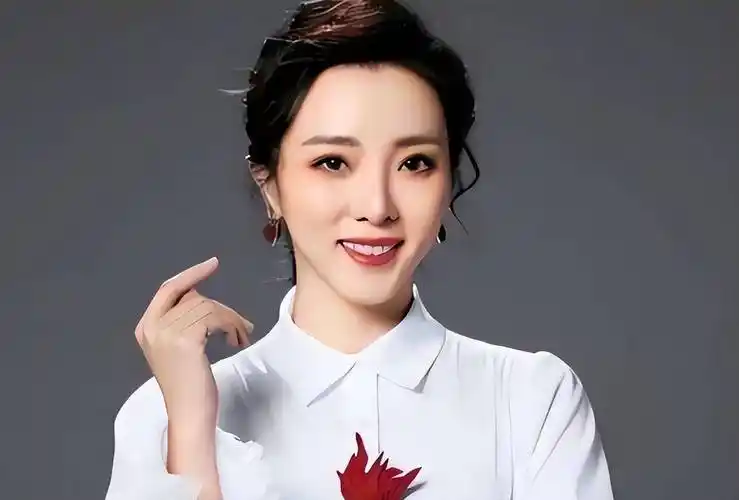 2,李思思:李思思作为央视新生代主持人,凭借其甜美的笑容和落落大方的