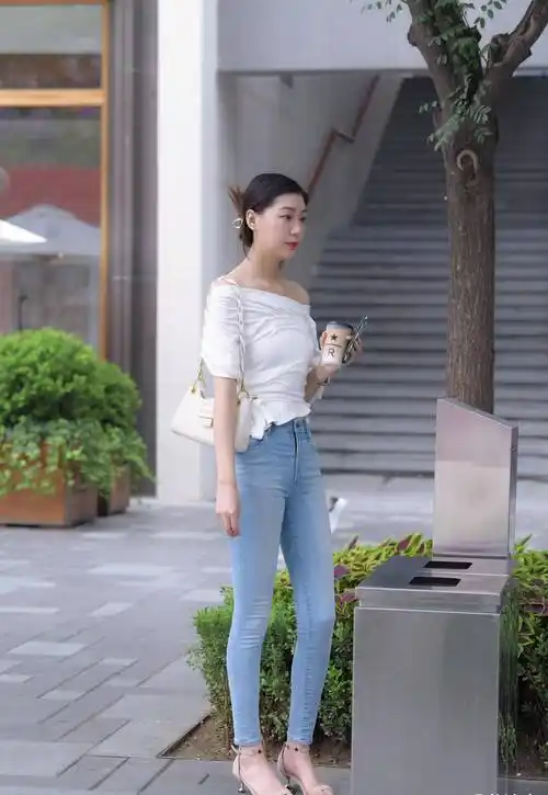 穿牛仔裤的美女,完美比例的好身材,一双修长的美腿,看上去时尚又迷人