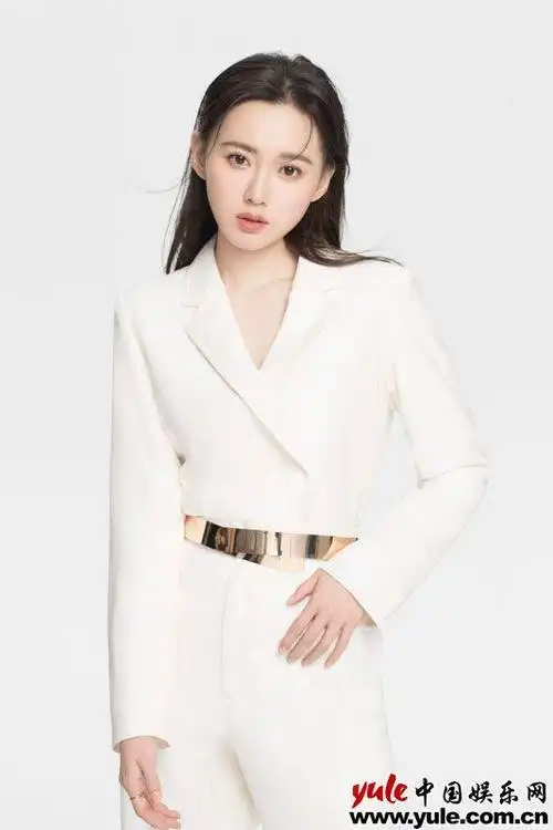 江铠同纯白西装质感大片曝光帅气干练 网友直呼:太a啦!