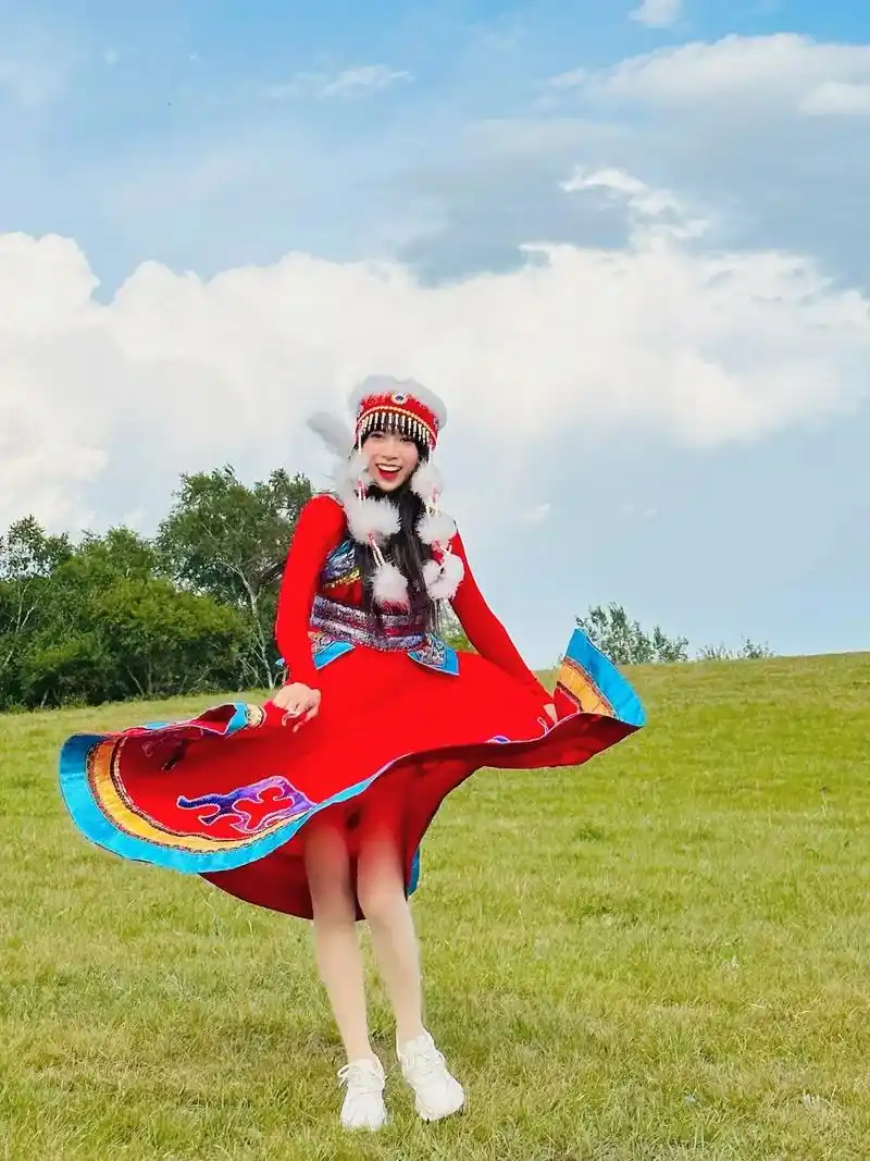 化身蒙古姑娘上乌兰布统草原载歌载舞骑马咯.