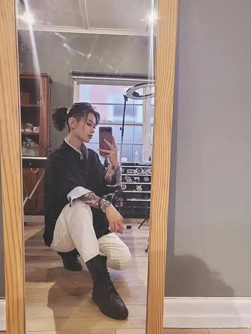 女生半扎武士头短发女生