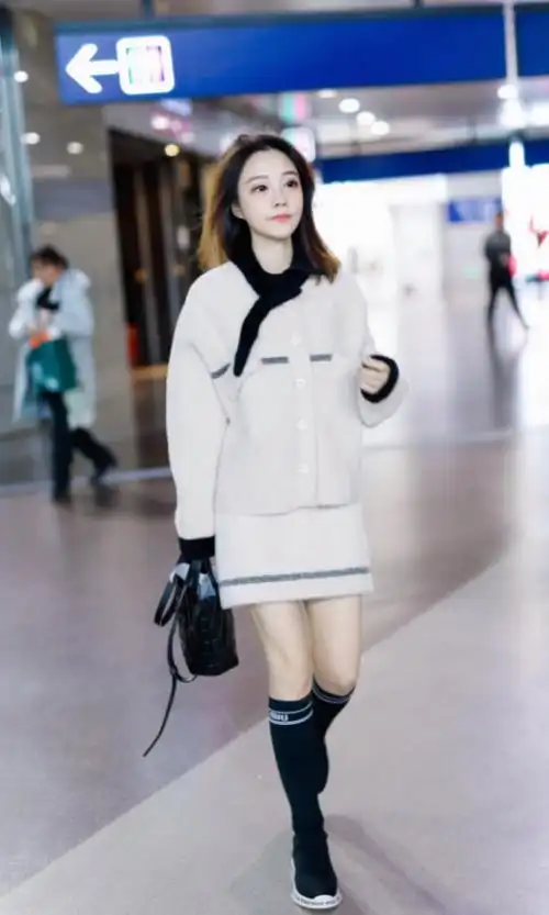 冯提莫在日常穿搭中一直都是走的可爱和甜美风格,她
