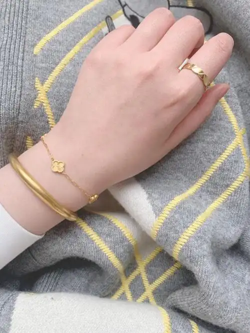 周大福ing黄金戒指蜂巢