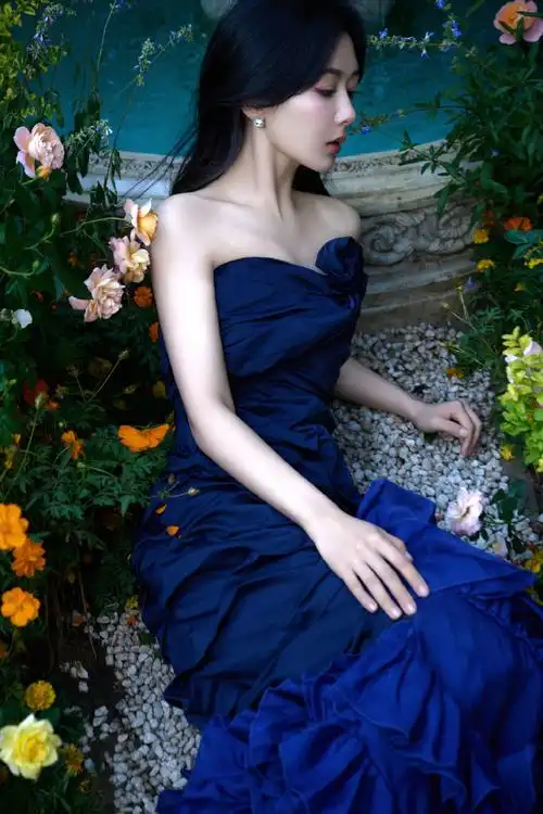 杨紫 两套造型#杨紫这套蓝色的礼服深得我心啊!