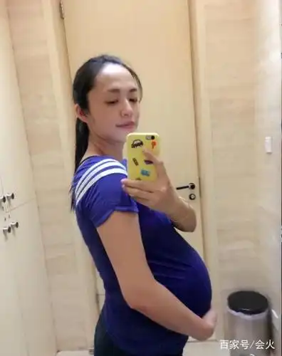 "从背影看依旧有腰,从前面看肚子大的像要原地爆炸