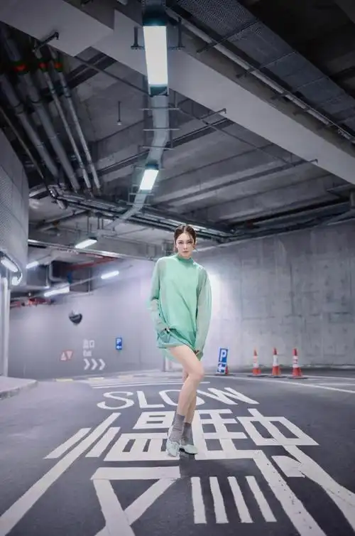 张曦雯身穿anteprima ss24春夏系列出席电视剧集宣传活动.