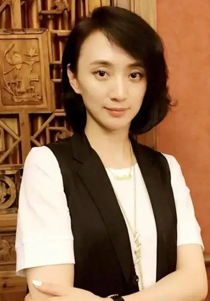 43岁张澍生活近照:曾是梅艳芳替身 ,如今嫁大12岁四婚许亚军