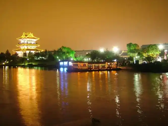 水上古城游绍兴护城河夜游感受水乡风情