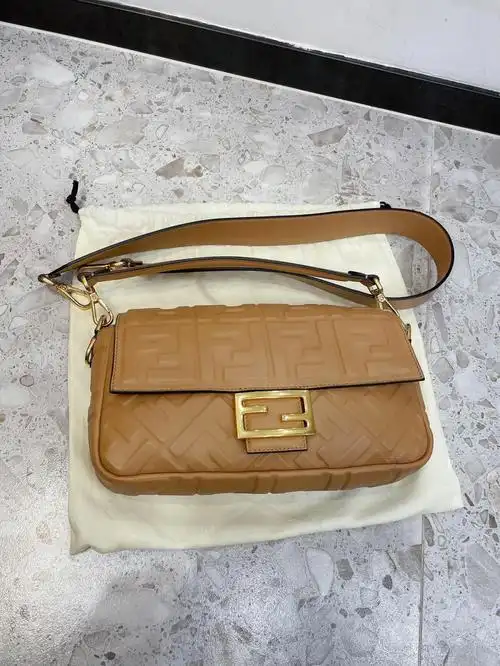 fendi芬迪法棍焦糖色手袋中号法棍包