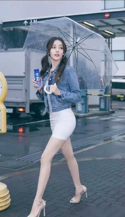 到女明星,杨幂不得不提啊,傲人的身材,较好的面容,还有一双纤细的美腿