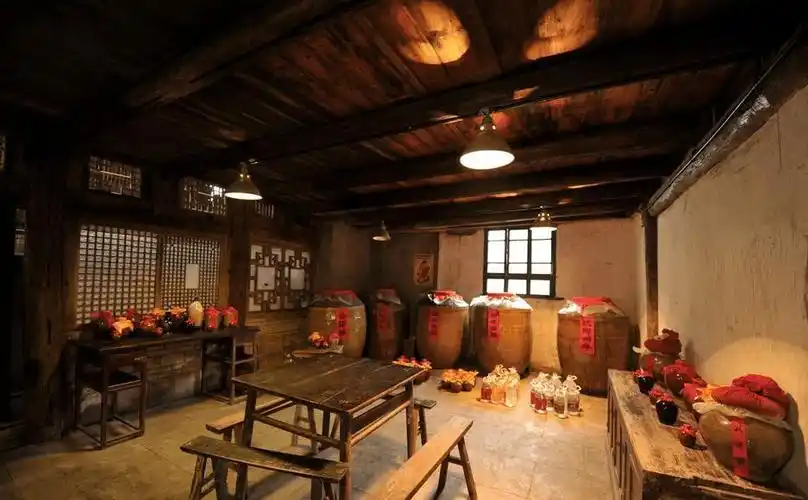 走进附近的酒馆,里面摆放着不同价格的酒,最有意味的是店里还放着