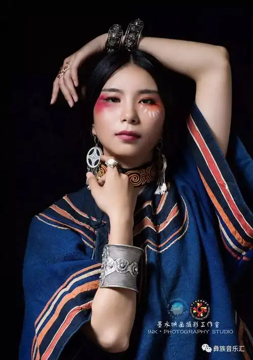 穿着彝族服饰的女孩也可以那么时尚,文艺,优雅