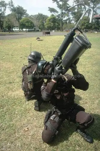 印尼特警装备的高科技玩意:自动抛绳枪