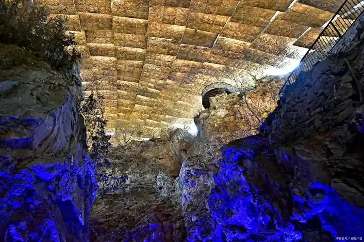 不要错过望天洞景区的特色美食,品尝当地的特色小吃和美食,感受本地