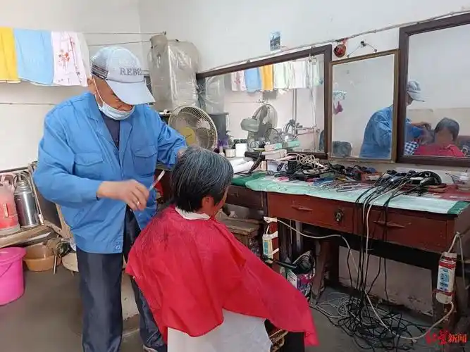 92岁理发师的剃头人生9岁当学徒只收5元十年没涨价