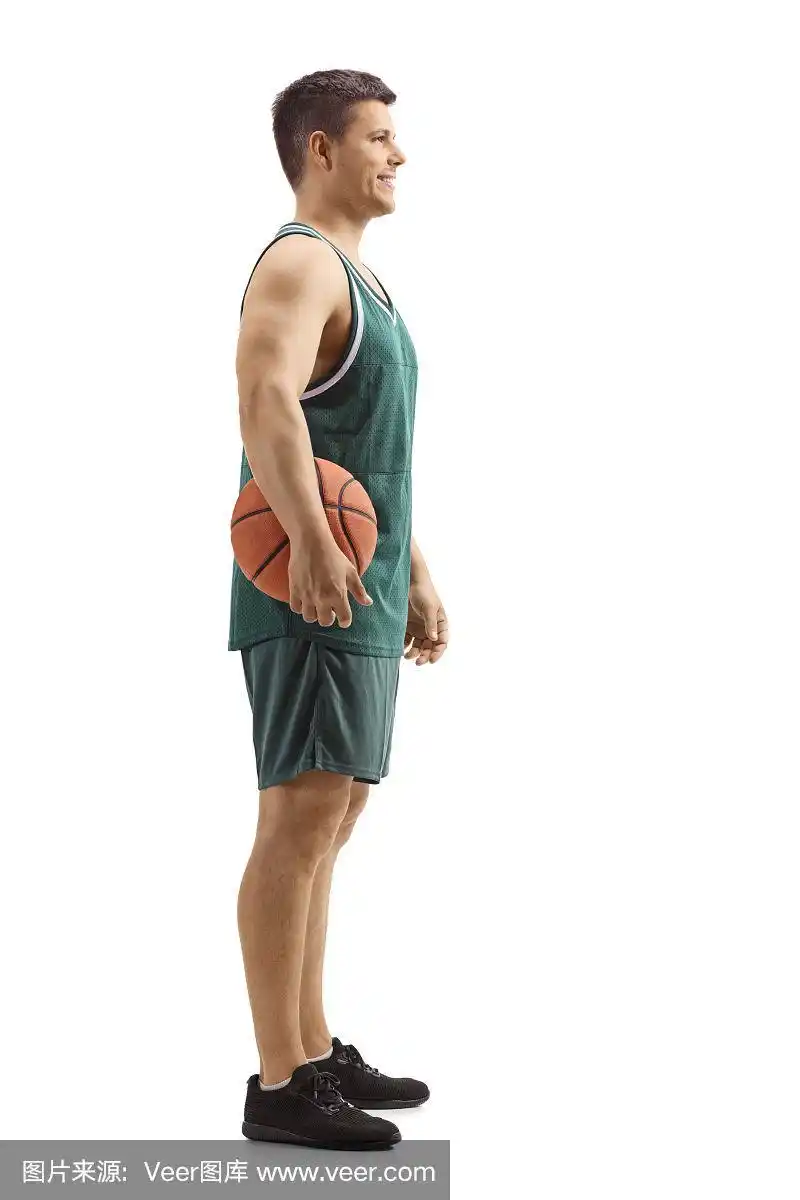 胳膊下夹着球的篮球运动员