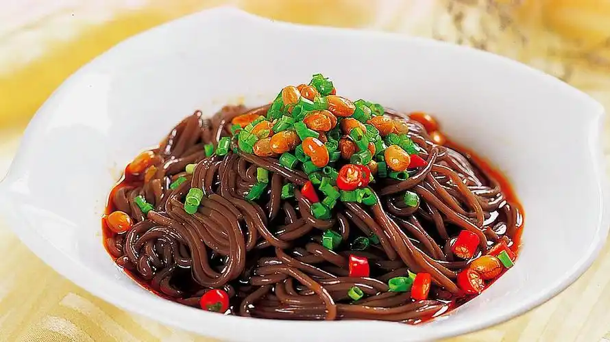 饭店的酸辣蕨根粉为什么做的那么好吃,其实诀窍很简单