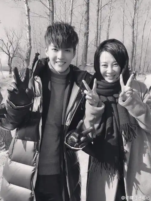 与吴亦凡合照,他伸出剪刀手,仿佛重回20岁,充其量像小鲜肉的姐姐.