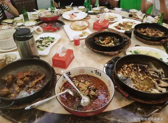 过年家人聚餐,点了1000元海鲜没吃饱,你看这桌菜点的值吗?