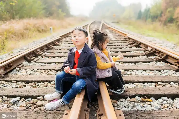 2《小鞋子》:一双丢失的鞋,一段温情的奔跑