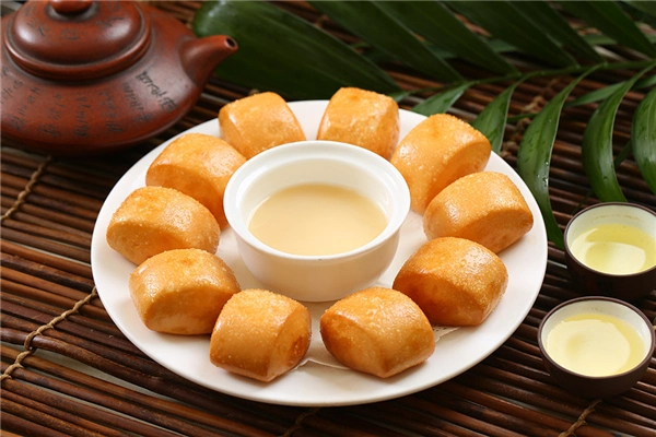 小吃里面除了酥肉最爱吃的就是黄金小馒头了,经过油炸之后的馒头外表