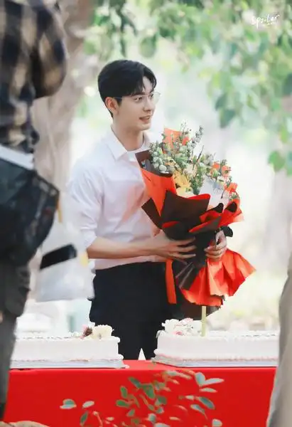 近日,陈星旭获《山河表里》剧组庆生,照片中他身穿白衬衫斯文帅气,手