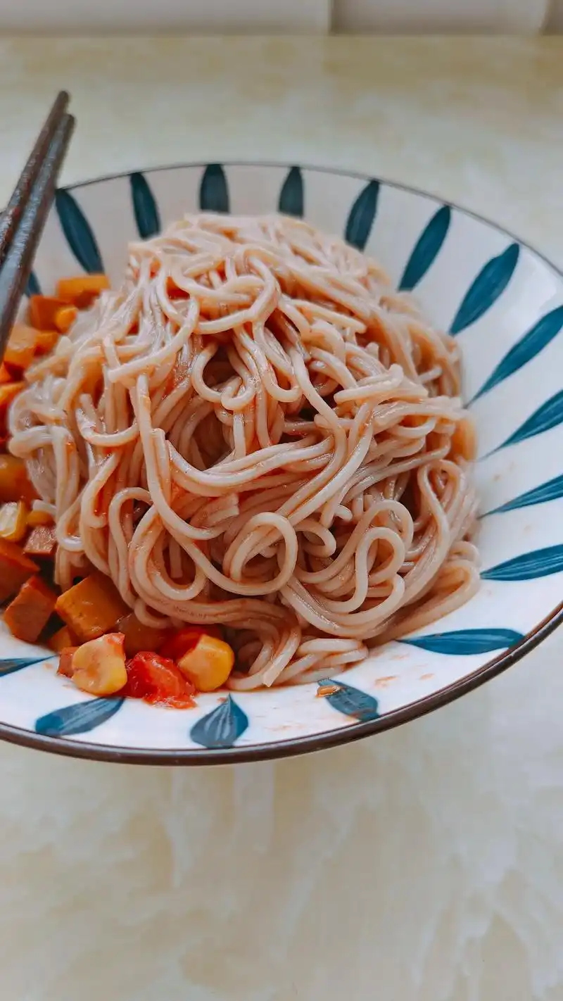 今天的午餐:一个壮面速食面饼加自制香辣芝.今天的午餐: 一个 - 抖音
