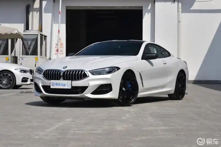 【宝马8系2019款双门轿跑车 840i m运动套装侧前45度车头向左水平汽车