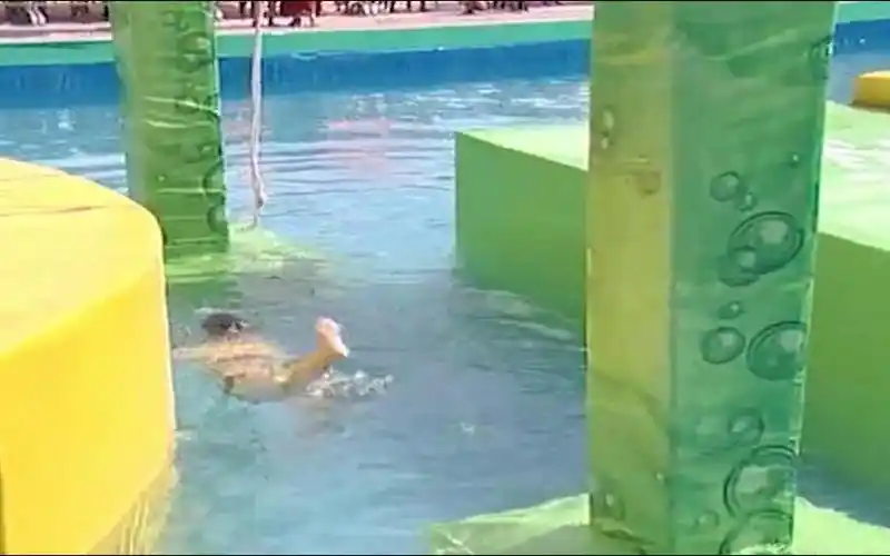 欢乐大冲关:黄衣美女落水后很慌张