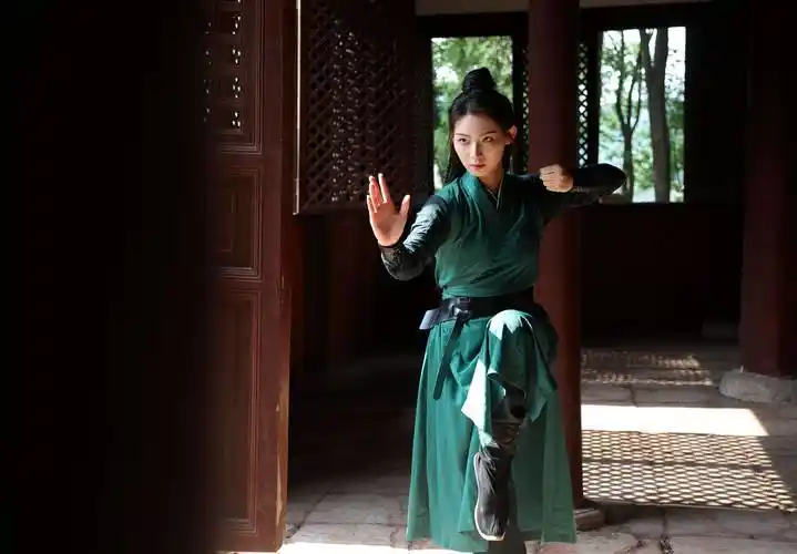 甘肃美女习武30年登上央视,看呆老外,800w网友点赞:文化膨胀!