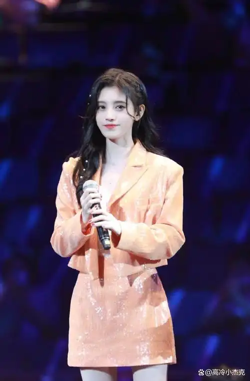 无论是舞台服装还是发型妆容,鞠婧祎的造型总是给人惊艳的感觉