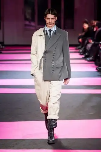 p>山本耀司,1943年出生于日本,日文名yohji yamamoto,是世界时装日本