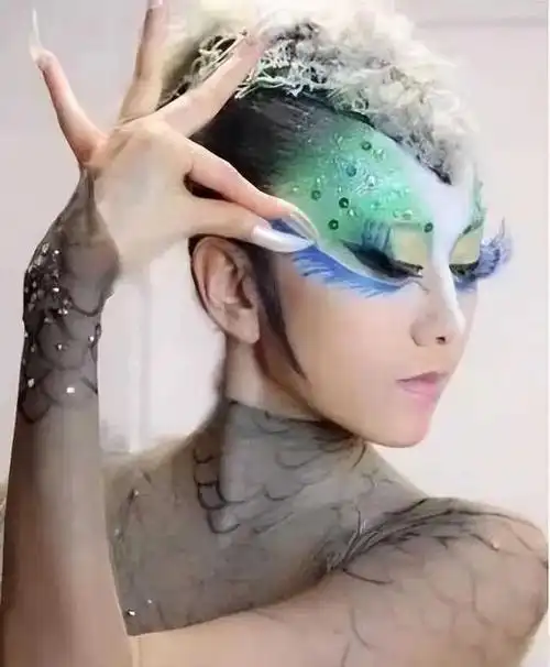 杨丽萍为了艺术真是拼了衣服竟是画的身上的纹路看得一清二楚